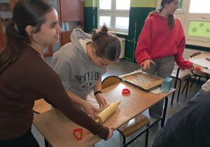 Uczennice SU oraz kl. VIIIa i VIIIb przygotowują w klasie pierniczki.