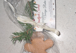 Pierniczek Świąteczny przygotowany wraz z akcentem świątecznym i życzeniami.