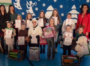 Pani Dyrektor wraz z psychologiem, pedagogiem specjalnym oraz Laureaci w konkursie na najpiękniejszą ozdobę bożonarodzeniową. 
