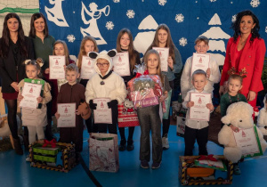 Pani Dyrektor wraz z psychologiem, pedagogiem specjalnym oraz Laureaci w konkursie na najpiękniejszą ozdobę bożonarodzeniową.