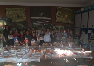 Uczniowie klasy IV prezentują w klasie mikołajkowe prezenty.