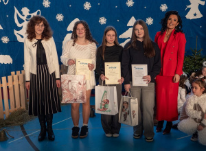 Podsumowanie konkursu-projektu ,,Patroni 2025 roku” i wręczenie nagród uczennicom za uzyskane I, II i III miejsce przez Dyrektor Szkoły Podstawowej w Rzeczycy i nauczyciela biblioteki.