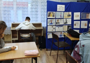 Uczennice i uczniowie klas: VII a i VII b w skupieniu odpowiadają na zagadnienia zawarte w quizie. Znajdują się w bibliotece szkolnej.