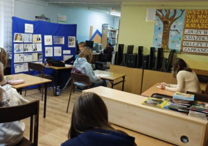 Uczniowie i uczennice klas: VII a, VII b i VIII b rozwiązują quiz wiedzy o patronach 2025 roku.