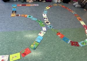 Symboliczna cyfra 50 utworzona z kart świątecznych.