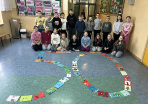 Zadowoleni uczniowie prezentują swoje karty.