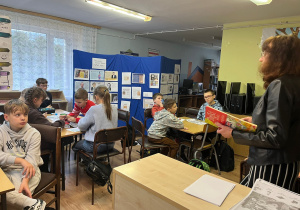 Uczniowie słuchają bajki "Czerwony Kapturek" w języku angielskim.