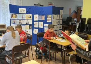 Uczniowie tworzą słowniki obrazkowe w oparciu o przeczytaną bajkę.