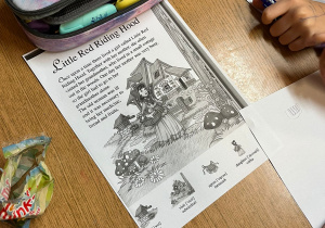 Uczniowie tworzący słowniki obrazkowe.