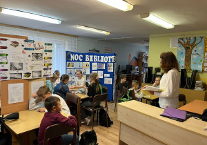 Zajęcia edukacyjne w bibliotece podczas świetlicy.