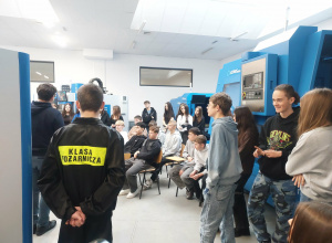 Ósmoklasiści w nowoczesnej tokarni.