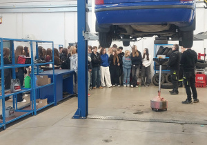 Uczniowie w warsztacie samochodowym.