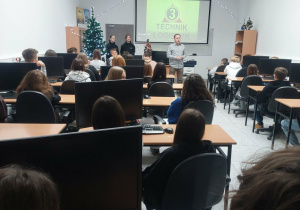 Uczniowie w pracowni logistycznej.