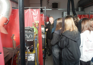 Uczniowie w pracowni spawalniczej.