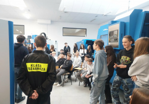 Ósmoklasiści w nowoczesnej tokarni.