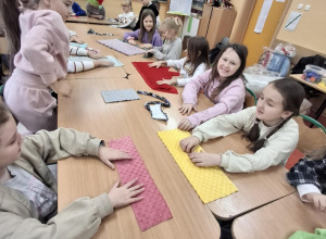 Uczniowie klasy IIIb oraz II z SP w Rzeczycy podczas warsztatów krawieckich.