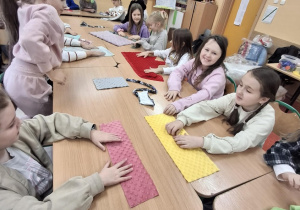 Uczniowie klasy IIIb oraz II z SP w Rzeczycy podczas warsztatów krawieckich.