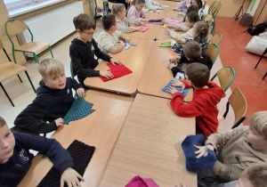 Uczestnicy warsztatów poznają rodzaje struktury materiałów.