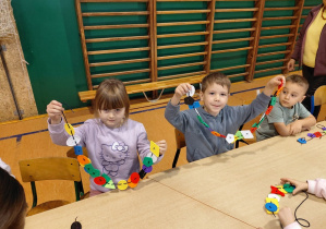 Dzieci z oddziału przedszkolnego ze Szkoły Podstawowej w Rzeczycy podczas warsztatów krawieckich.