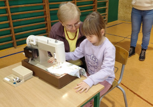 Praca przy maszynie do szycia z organizatorką spotkania.