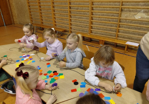 Dzieci z oddziału przedszkolnego ze Szkoły Podstawowej w Rzeczycy podczas warsztatów.