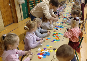 Dzieci z oddziału przedszkolnego ze Szkoły Podstawowej w Rzeczycy poznają techniki szycia.