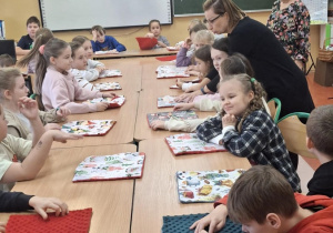 Uczniowie klasy IIIb oraz II wykonują swoje świąteczne poduszki.