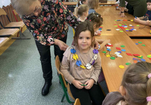 Dzieci z oddziału przedszkolnego ze Szkoły Filialnej w Sadykierzu prezentują swoje nawleczone guziki.