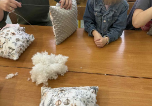 Dzieci z oddziału przedszkolnego ze Szkoły Filialnej w Sadykierzu oraz uczniowie klasy I słuchają cennych rad i wskazówek organizatorki spotkania.