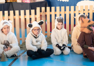 Dzieci przebrane za owieczki i wilka.