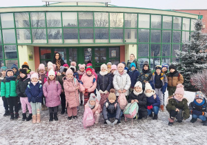 Grupowe zdjęcie uczniów klas pierwszych z wychowawcami.