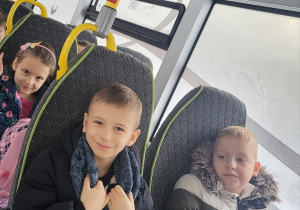Uczniowie jadą autobusem na wycieczkę do Tomaszowa Mazowieckiego.