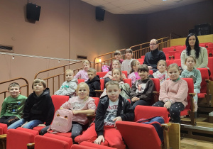 Pierwszoklasiści z wielkim zainteresowaniem oglądają spektakl.