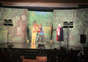 Aktorzy podczas przedstawienia na scenie.