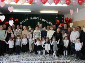 Grupowe zdjęcie dzieci z grupy Słoneczka wraz z dziadkami.