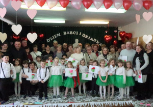 Grupowe zdjęcie dzieci z grupy Żabki wraz z dziadkami.