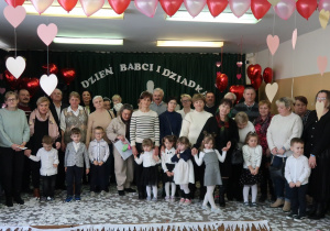 Grupowe zdjęcie dzieci z grupy Słoneczka wraz z dziadkami.