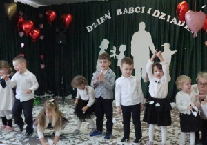 Dzieci z grupy Słoneczka podczas występu.