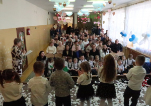 Zdjęcie gości podczas przedstawienia z okazji Dnia Babci i Dziadka.