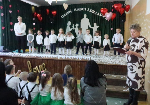 Pani Kierownik rozpoczyna uroczystość Dnia Babci i Dziadka.