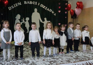 Dzieci z Grupy Słoneczka występują na scenie dla dziadków.