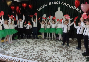 Grupa Żabki podczas tańca z serduszkami.