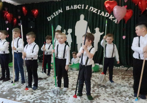 Taniec chłopców z mopami.