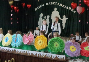 Dziewczynki z wielkimi kwiatami.