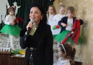 Pani Dyrektor podczas przemówienia.