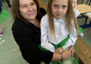 Dziewczynka z babcią.