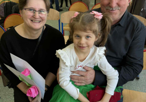 Dziewczynka z dziadkami.