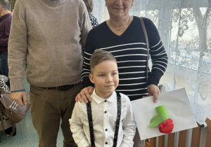 Chłopiec z dziadkami.