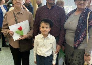 Dwie babcie i dziadek z wnuczkiem.