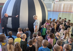 Dzieci z oddziału przedszkolnego przed kapsułą kina mobilnego.